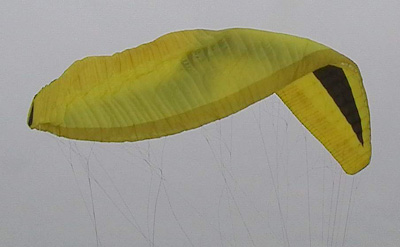 Рис. 65. Начало сложения крыла параплана по передней кромке